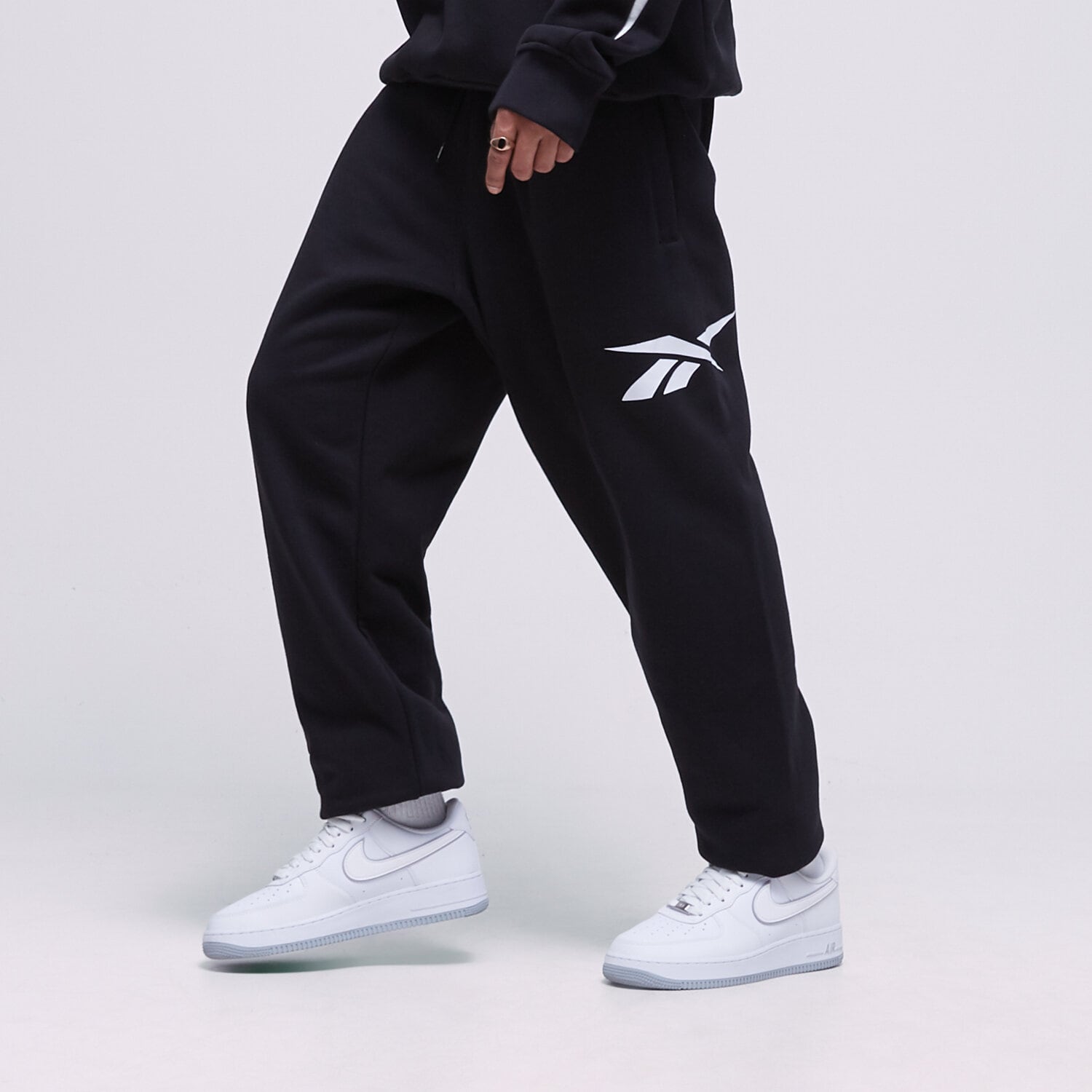 pánské kalhoty REEBOK KALHOTY  CL BV PANT HY7107 ČERNÁ