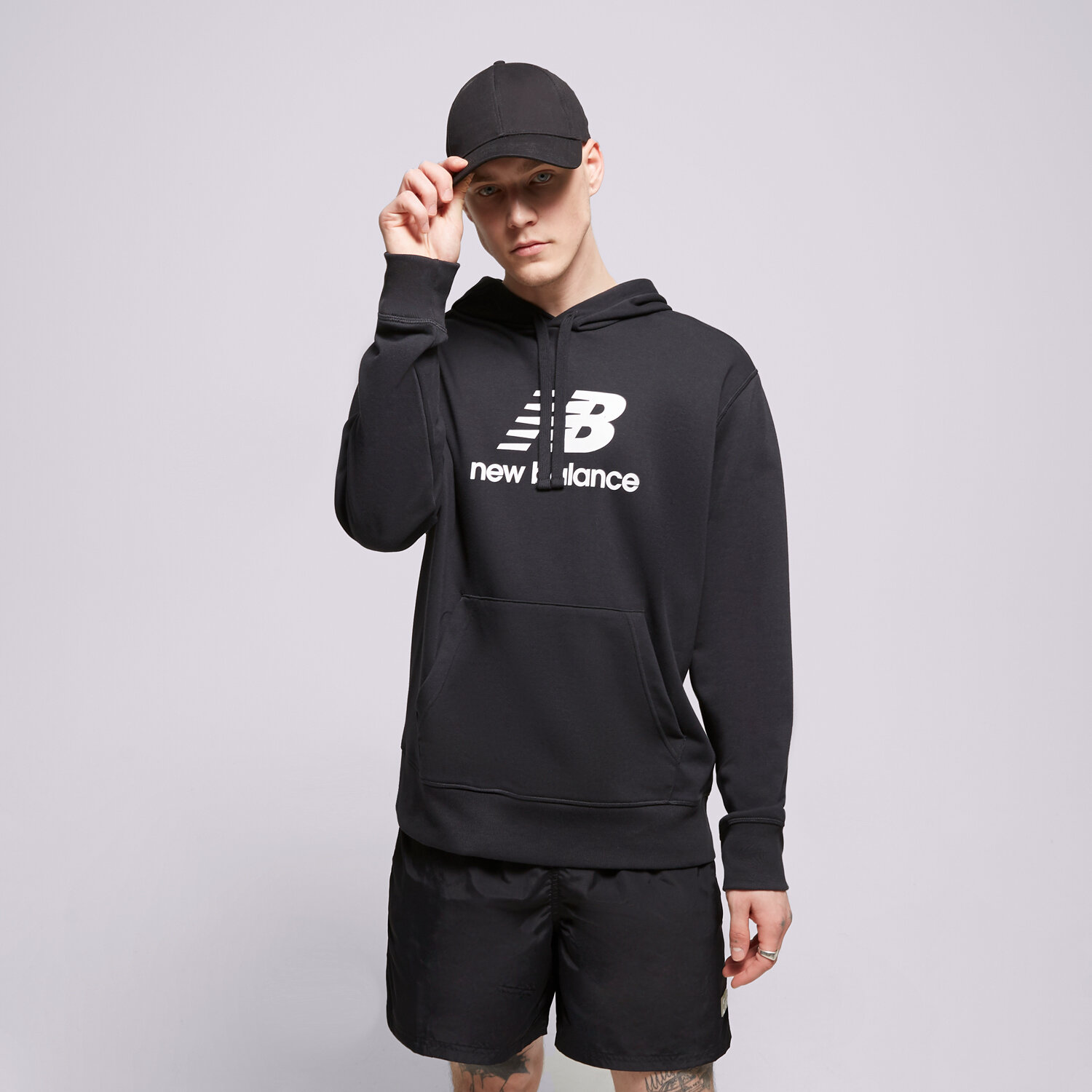 pánská mikina NEW BALANCE MIKINA S KAPUCÍ ESSENTIALS STACKED MT31537BK ČERNÁ