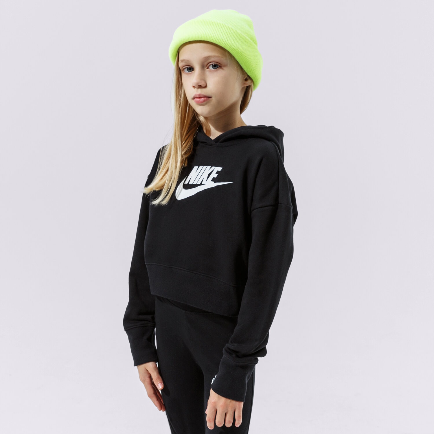 dětská mikina NIKE MIKINA S KAPUCÍ SPORTSWEAR CLUB GIRL DC7210-010 ČERNÁ