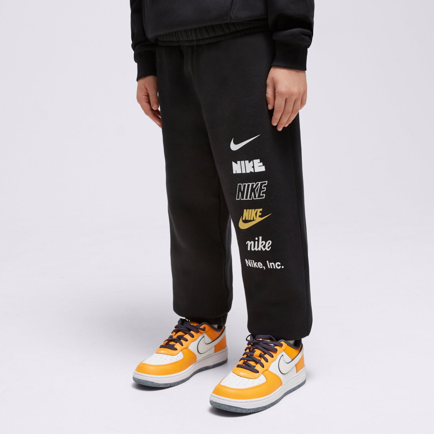 dětské kalhoty NIKE KALHOTY  B NSW JOGGER BB MLOGO DX5160-010 ČERNÁ