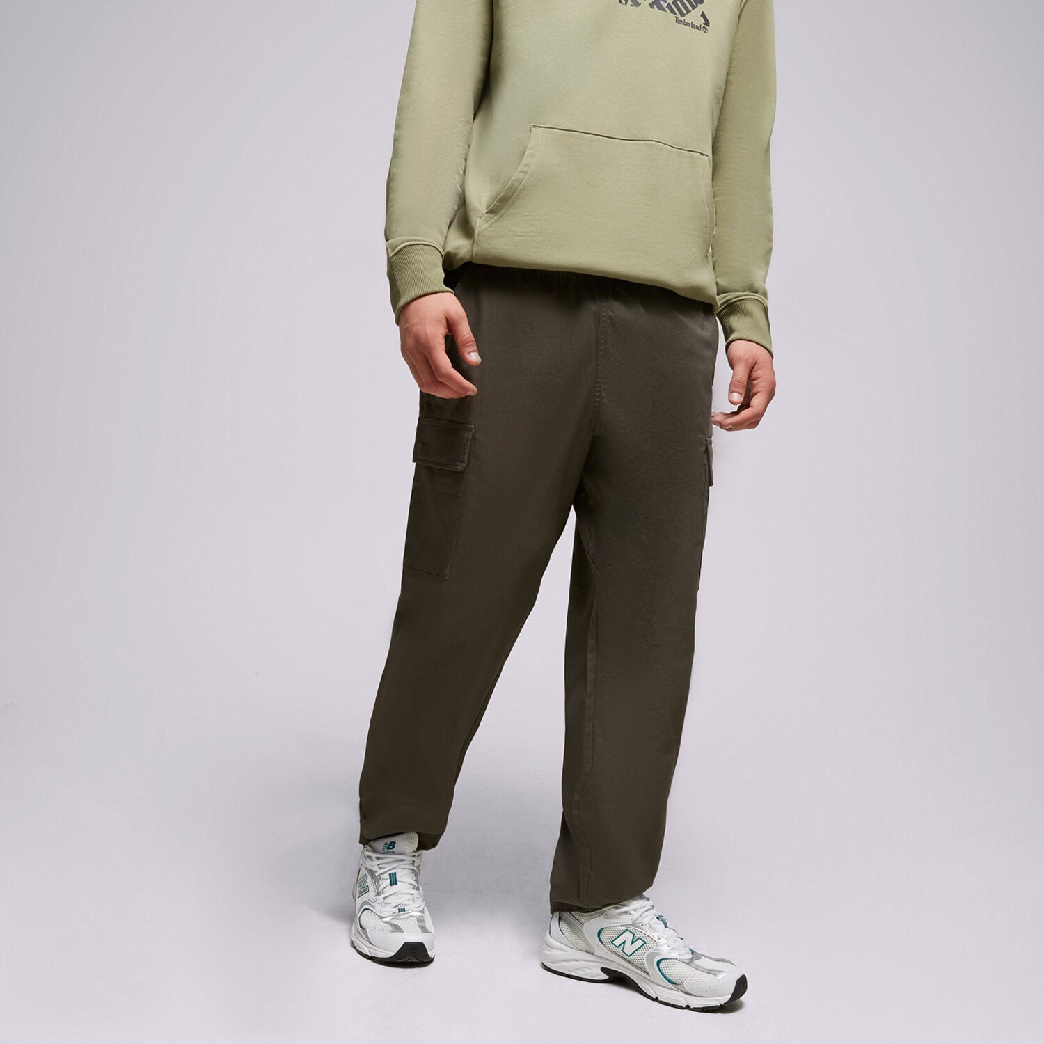 pánské kalhoty NEW BALANCE KALHOTY  ATHLETICS REMASTERED WOVEN MP31526COG ZELENÁ