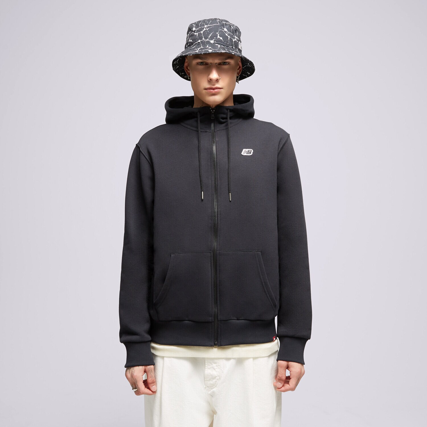 pánská mikina NEW BALANCE MIKINA ROZEPÍNACÍ S KAPUCÍ ZIP HODIE MIKINA MJ23600BK ČERNÁ
