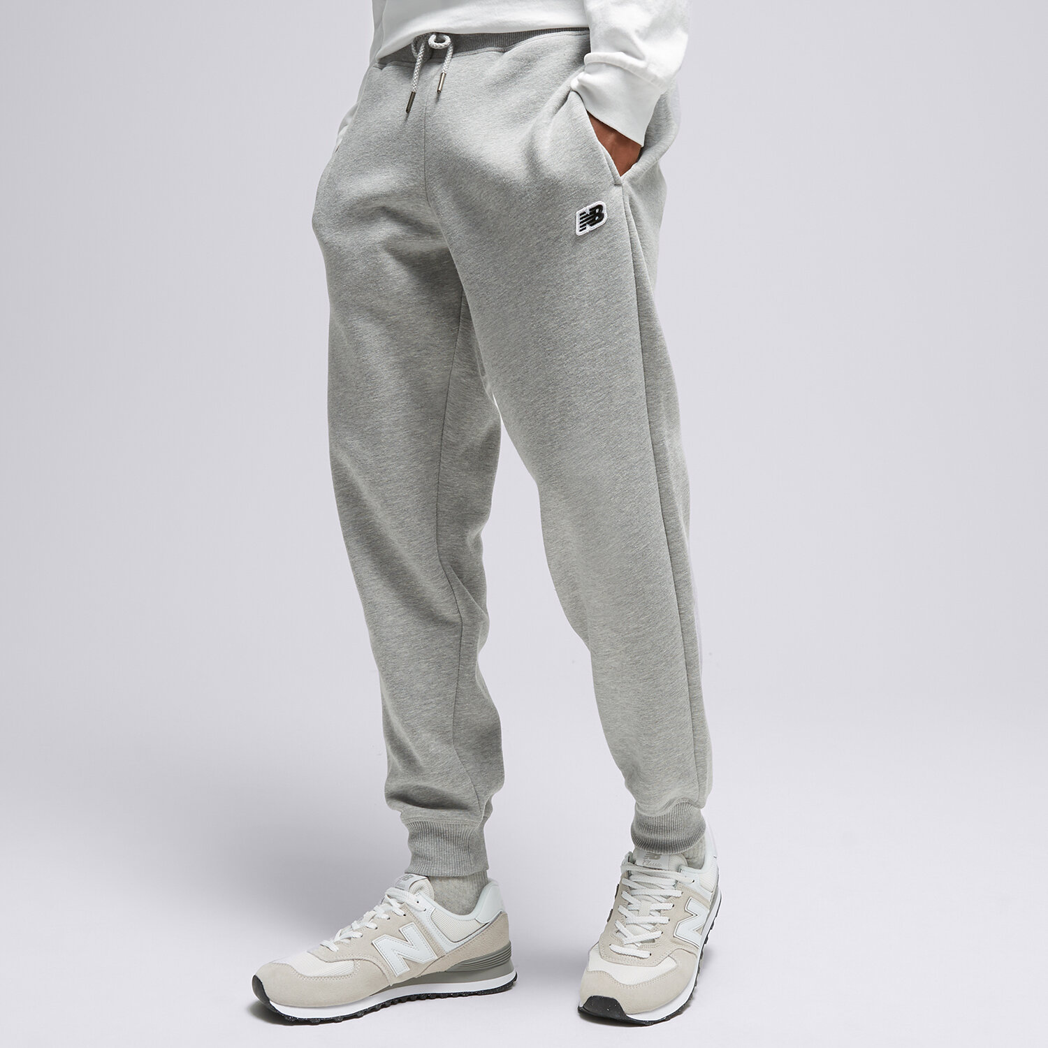 pánské kalhoty NEW BALANCE KALHOTY  SMALL PACK PANT KALHOTY MP23600AG ŠEDÁ