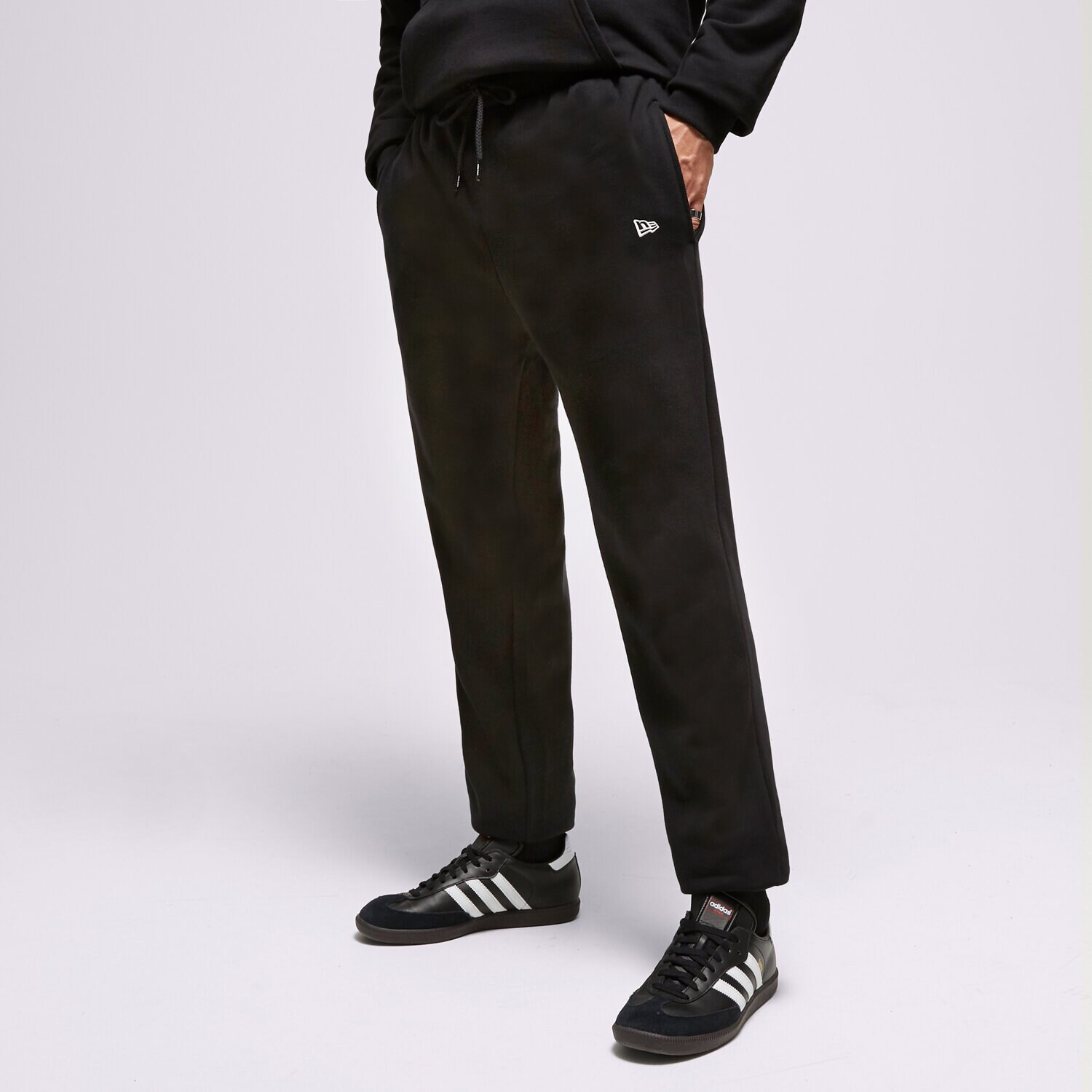 pánské kalhoty NEW ERA KALHOTY  NE ESSENTLS JOGGER NONE 60416741 ČERNÁ