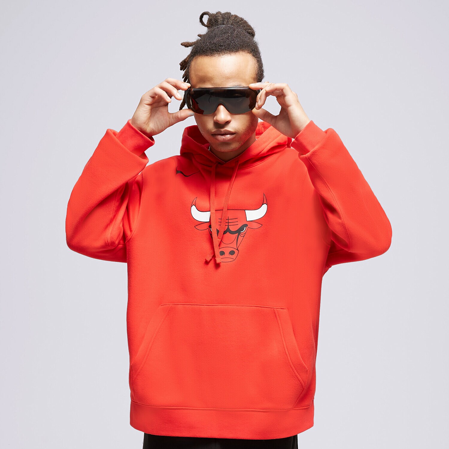 pánská mikina NIKE MIKINA S KAPUCÍ CHI MNK CLUB HDY PO NBA FB4748-657 ČERVENÁ