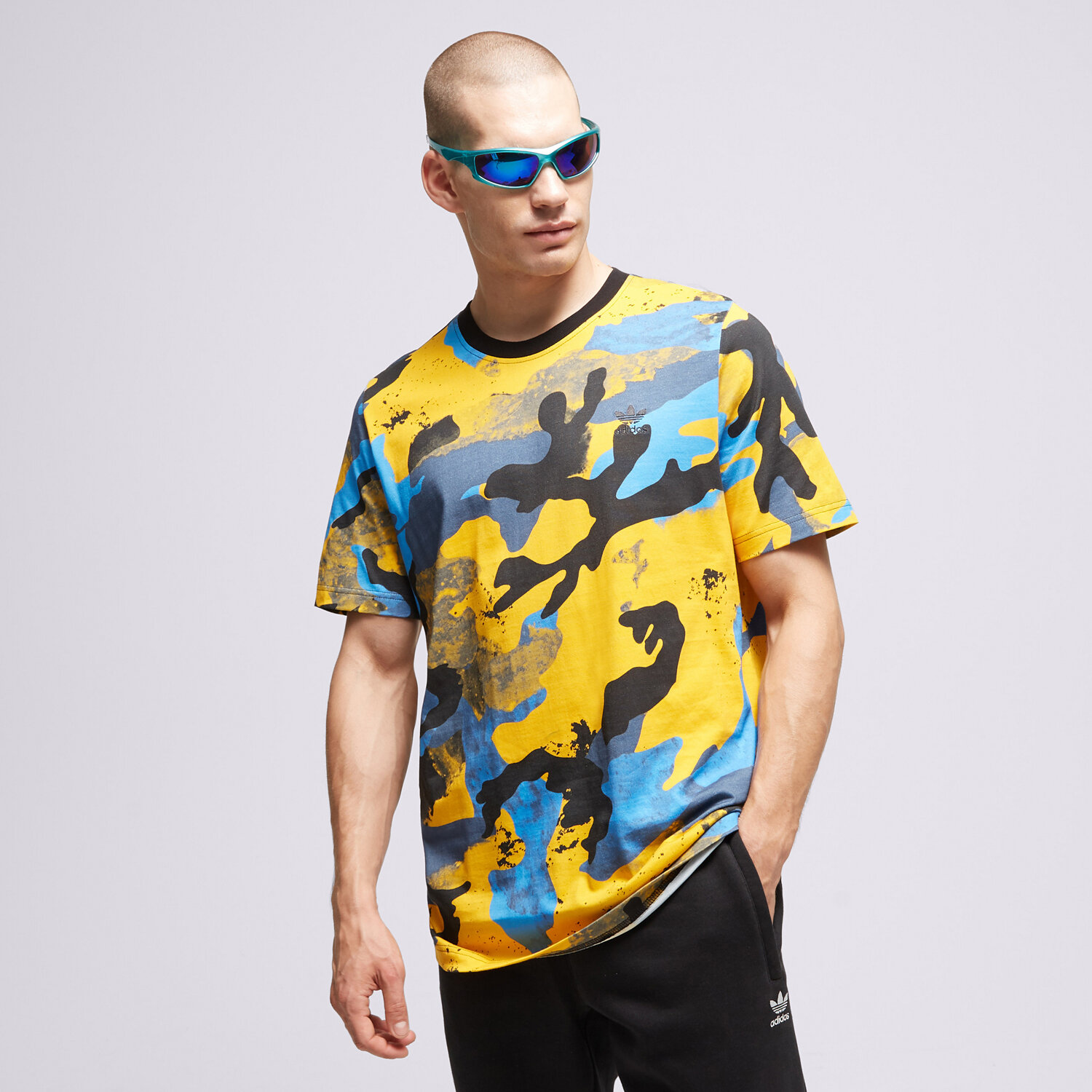 pánské tričko ADIDAS TRIČKO CAMO AOP TEE HK2801 VÍCEBAREVNÁ
