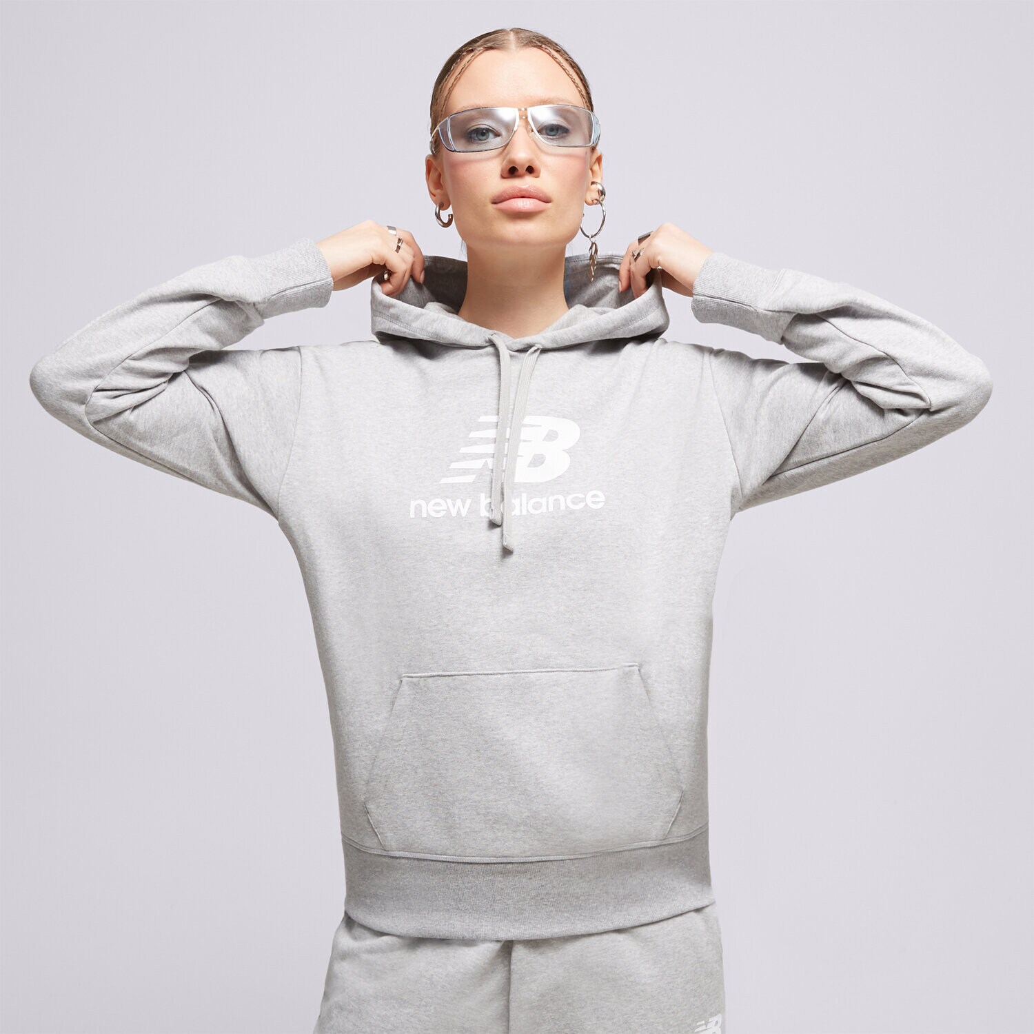 dámská mikina NEW BALANCE MIKINA S KAPUCÍ NB ESSENTIALS WT31533AG ŠEDÁ
