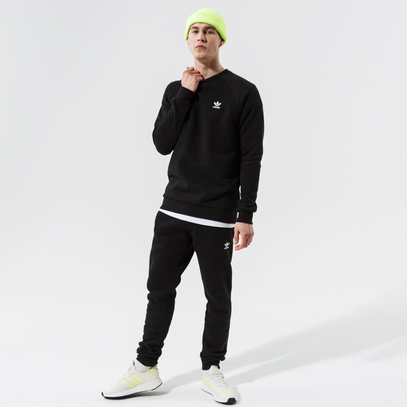 ADIDAS MIKINA ESSENTIAL CREW H34645 | barva ČERNÁ | Módní Mikiny. Muži  Oblečení ✪ eshop Sizeer.cz ✪