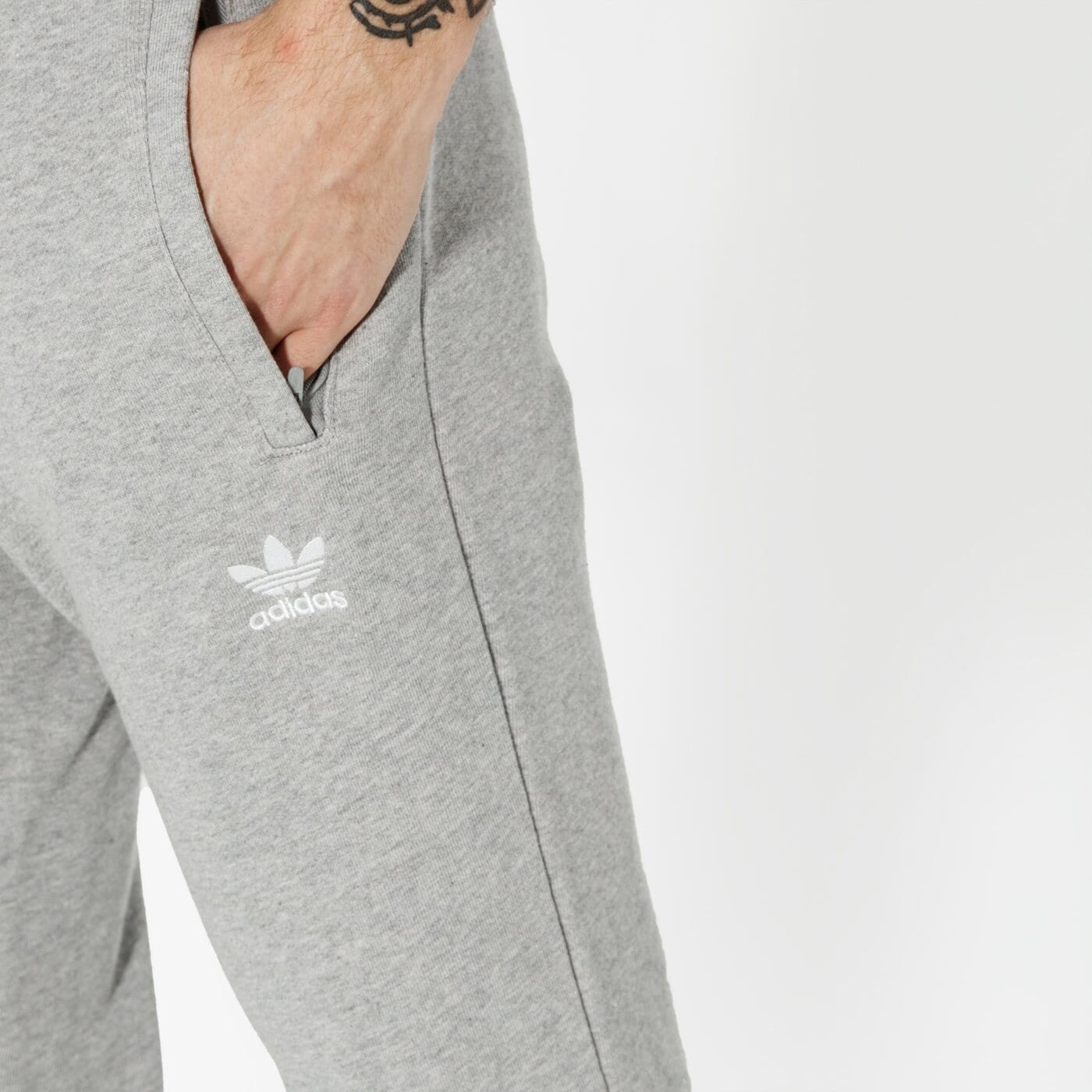 ADIDAS KALHOTY TREFOIL PANT ADICOLOR DV1540 | barva ?�ED?? | M?�dn?� Kalhoty. Mu?�i Oble??en?� eshop 