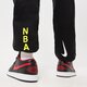 pánské kalhoty NIKE KALHOTY  N31 M NK PANT FLC CTS 23 NBA dr9105-010 barva černá