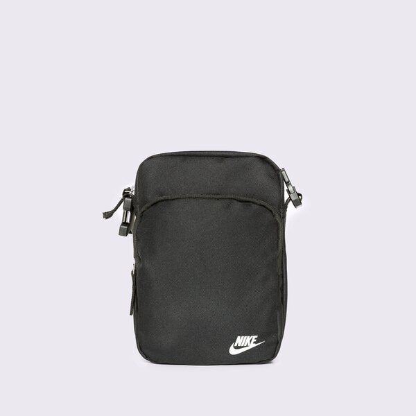 Ledvinka Nike - jak ji nosit, abyste spojili funkčnost s módním lookem?