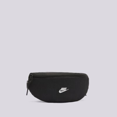 Ledvinka Nike - jak ji nosit, abyste spojili funkčnost s módním lookem?