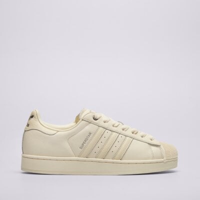 adidas Superstar na noze